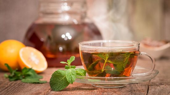 O chá de hortelã, conhecido pelo aroma marcante e pelo frescor característico, segue como uma das bebidas naturais mais apreciadas - Envato
