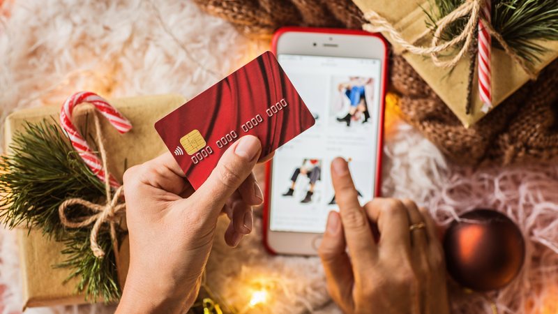 Pesquisa revela também que 43% dos entrevistados pretendem optar por experiências como viagens, jantares, passeios ou shows para presentear - Envato