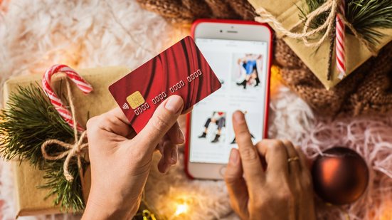 Pesquisa revela também que 43% dos entrevistados pretendem optar por experiências como viagens, jantares, passeios ou shows para presentear - Envato