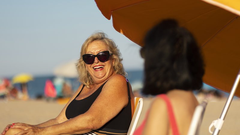 Radiação solar pode causar queimaduras no rosto, aumentar o risco de câncer de pele e levar ao envelhecimento precoce - Freepik