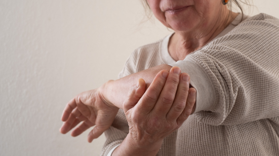 Esses problemas costumam evoluir silenciosamente; é preciso adotar os cuidados corretos e evitar automedicação - Adobe Stock