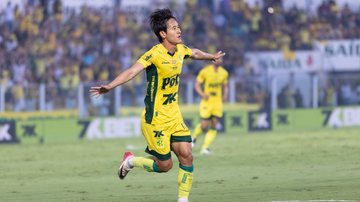 Jogador do Mirassol comemora gol de empate contra o Flamengo na rodada de ontem do Brasileirão - DOUGLAS RIBEIRO/AGÊNCIA F8/ESTADÃO CONTEÚDO