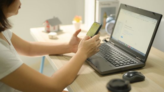 Estudo da Comissão Europeia indica que a vigilância reduz satisfação no trabalho - Envato