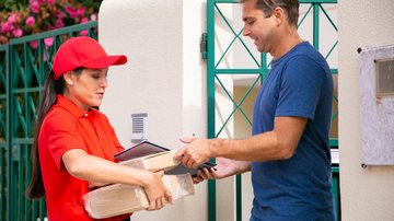 Geralmente, o comprador ao realizar a compra recebe um código de rastreio para ver onde o seu pacote foi deixado - Freepik