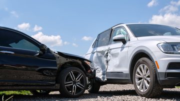 Evitar bebida alcoólica, respeitar os limites de velocidade e manter distância ajudam a reduzir riscos - Envato