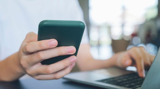 No Brasil, a venda de atestados e receitas médicas falsos ainda ocorre livremente nas redes sociais - Envato