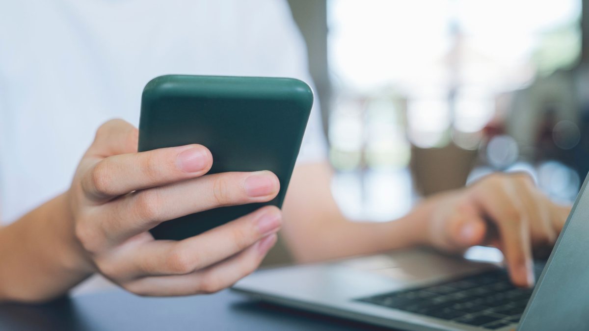 No Brasil, a venda de atestados e receitas médicas falsos ainda ocorre livremente nas redes sociais - Envato