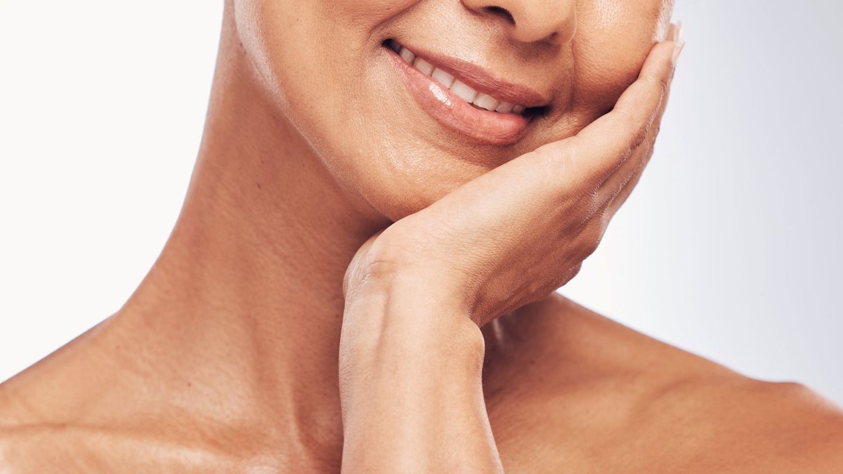 A dica é apostar em fórmulas com glicerina, pantenol e ácido hialurônico, que ajudam a restaurar a barreira cutânea sem pesar - Envato