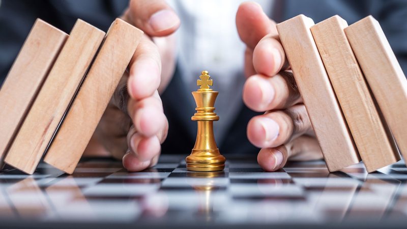 Estudo nacional mostra uma forte relação entre o sobe desce dos juros e as disputas entre sócios - Envato