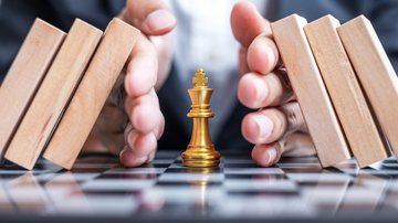 Estudo nacional mostra uma forte relação entre o sobe desce dos juros e as disputas entre sócios - Envato