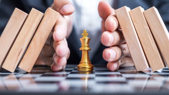 Estudo nacional mostra uma forte relação entre o sobe desce dos juros e as disputas entre sócios - Envato