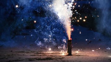 Fogos de artifício podem causar sérios ferimentos, incluindo queimaduras e amputações quando manuseados sem cuidados - Envato