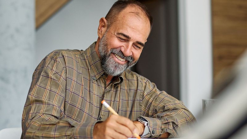 O nível de ocupação de pessoas com 60 anos ou mais subiu em 2024 em relação a 2023, enquanto a taxa de desemprego caiu - Envato Elements