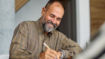 O nível de ocupação de pessoas com 60 anos ou mais subiu em 2024 em relação a 2023, enquanto a taxa de desemprego caiu - Envato Elements