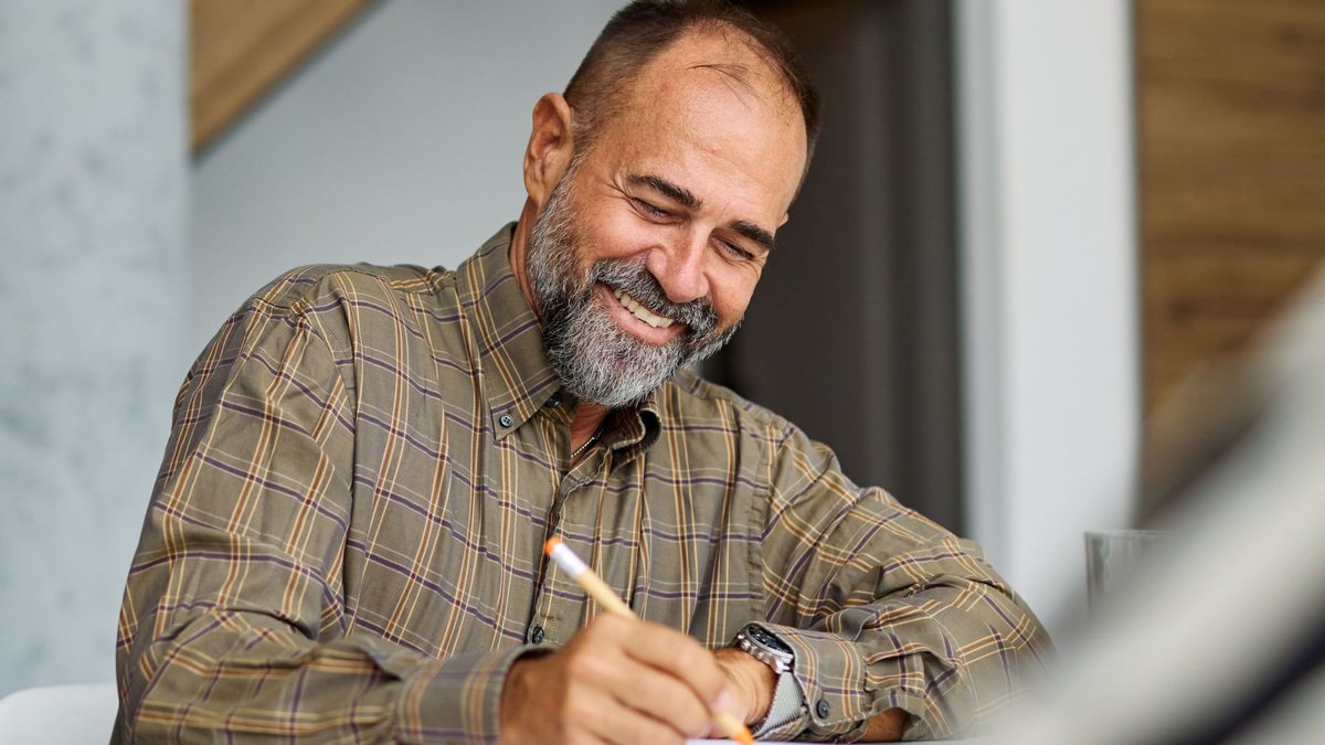 O nível de ocupação de pessoas com 60 anos ou mais subiu em 2024 em relação a 2023, enquanto a taxa de desemprego caiu - Envato Elements