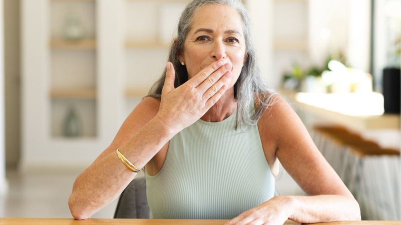 Dentista explica por que o mau hálito crônico, chamado de halitose, é mais comum entre pessoas idosas - Envato