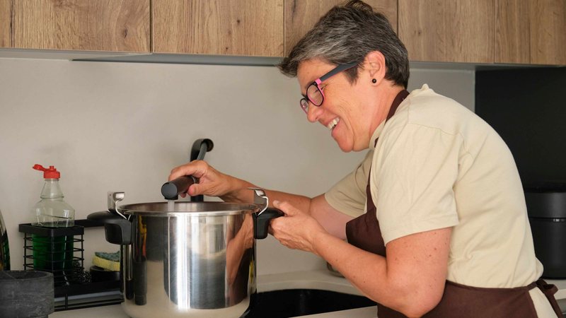 Cozinhar receitas que remetam a boas memórias é uma das maneiras de aproveitar o tempo livre sem precisar sair de casa - Envato