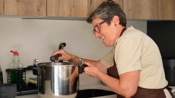 Cozinhar receitas que remetam a boas memórias é uma das maneiras de aproveitar o tempo livre sem precisar sair de casa - Envato