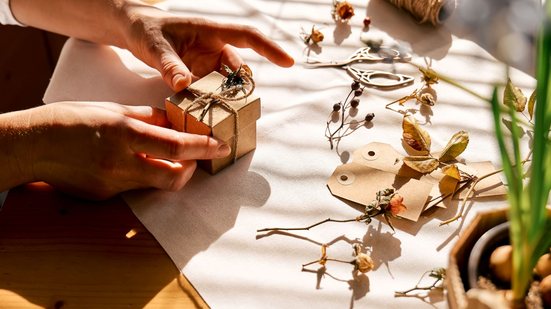 Descubra ideias acessíveis e criativas para produzir lembranças personalizadas que carregam significado e afeto para presentear - Envato