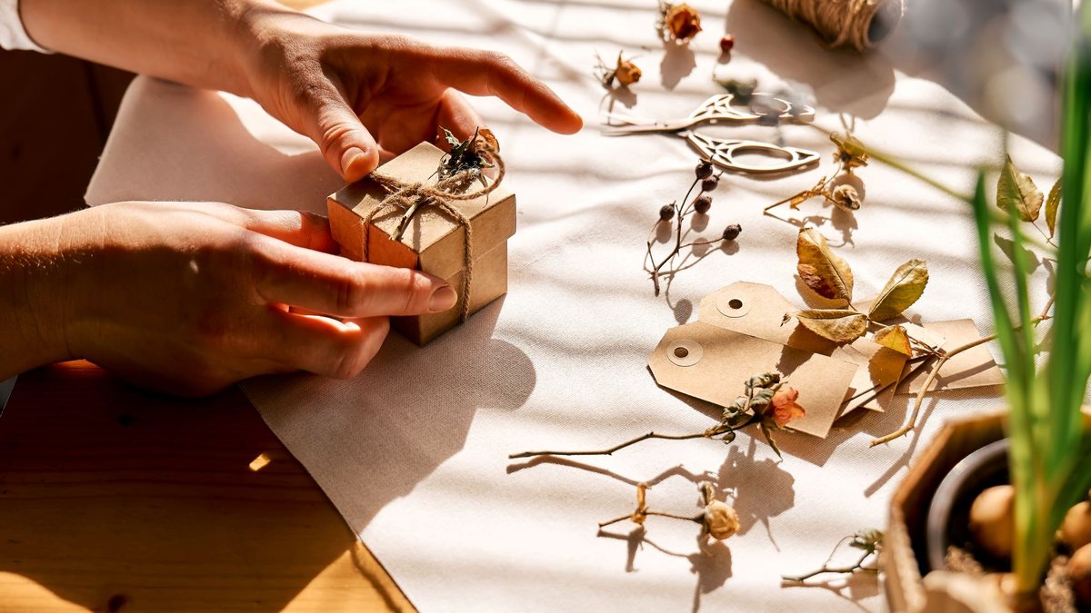 Descubra ideias acessíveis e criativas para produzir lembranças personalizadas que carregam significado e afeto para presentear - Envato