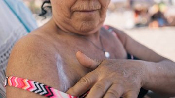 Cuidados com a pele madura incluem hidratação, uso de protetor solar e acompanhamento dermatológico para manter saúde e qualidade da pele - Envato