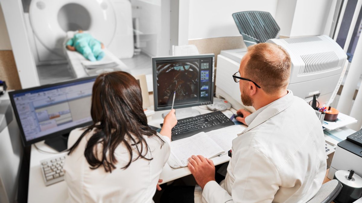 Raio-x de tórax e a mamografia seguem no topo da lista, mas exames de alta complexidade mantêm relevância - Envato