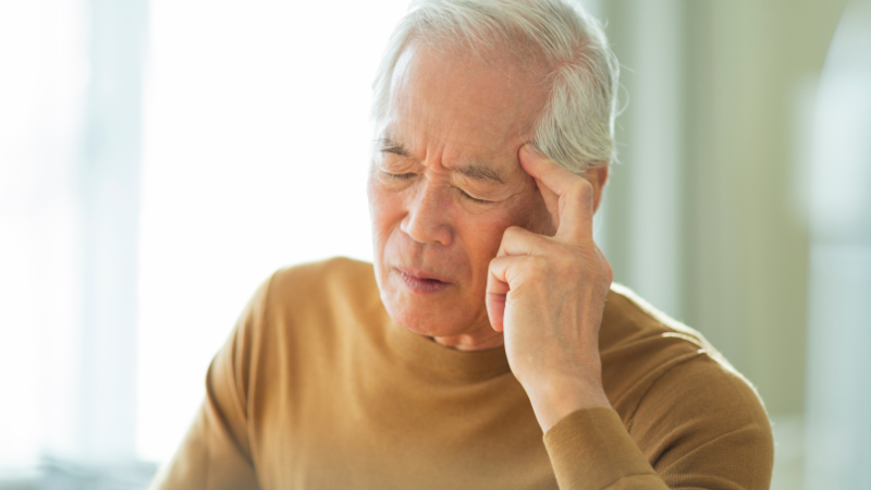 Idosos frequentemente relatam dor nos dois lados da cabeça e menor sensibilidade à luz e ao som - Adobe Stock