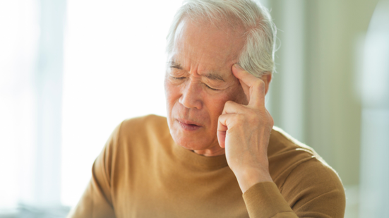 Idosos frequentemente relatam dor nos dois lados da cabeça e menor sensibilidade à luz e ao som - Adobe Stock