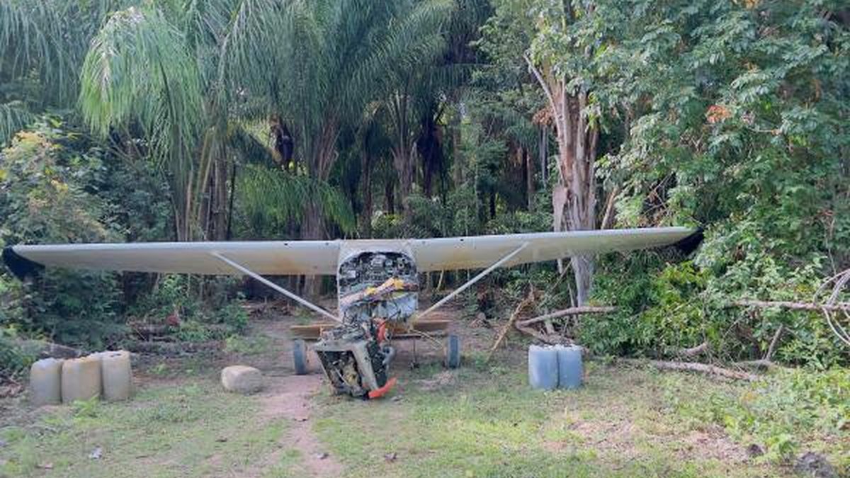 O avião sofreu avarias estruturais durante o pouso forçado em uma pista de terra; o piloto fugiu e não foi localizado - Divulgação / FAB