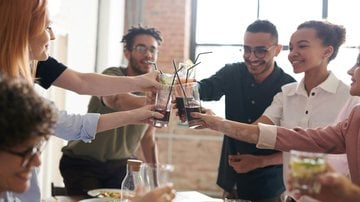 A celebração é esperada por funcionários, revela aspectos da cultura da empresa e requer conduta apropriada dos participantes - Fauxels / Unsplash