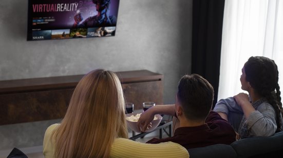 Nada melhor do que aproveitar o descanso maratonando bons filmes, sozinho ou com a família. Para muitos, esse é o momento perfeito para relaxar - Foto: Freepik