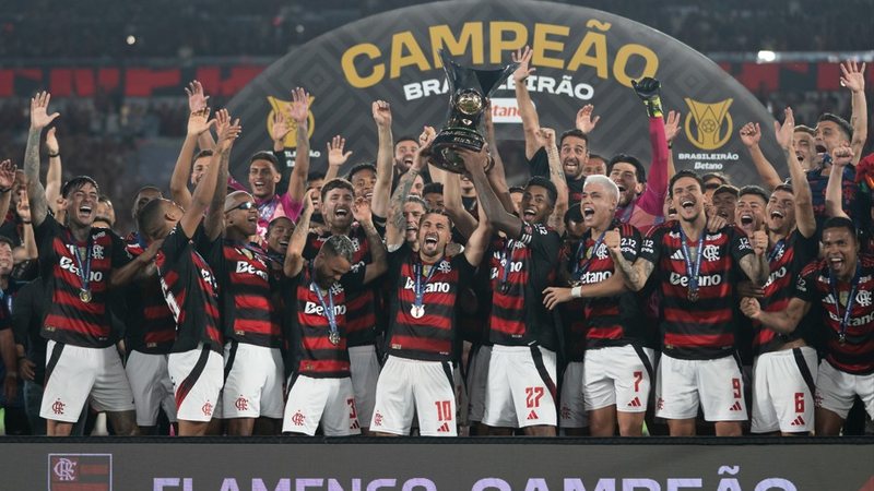 Arrascaeta, jogador do Flamengo, levanta a taça de campeão durante cerimônia de premiação ao final da partida contra o Ceará no Maracanã, pela decisão do Brasileirão - Jorge Rodrigues / AGIF / Estadão Conteúdo