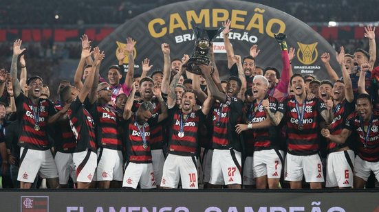 Arrascaeta, jogador do Flamengo, levanta a taça de campeão durante cerimônia de premiação ao final da partida contra o Ceará no Maracanã, pela decisão do Brasileirão - Jorge Rodrigues / AGIF / Estadão Conteúdo
