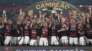 Arrascaeta, jogador do Flamengo, levanta a taça de campeão durante cerimônia de premiação ao final da partida contra o Ceará no Maracanã, pela decisão do Brasileirão - Jorge Rodrigues / AGIF / Estadão Conteúdo