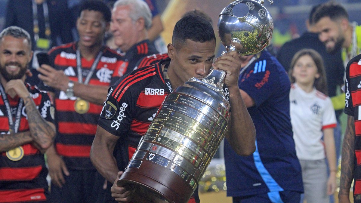 Jogadores do time carioca comemoram o tetracampeonato em Lima, no Peru, e a classificação para o Mundial de Clubes da Fifa 2029 - Estadão Contéudo