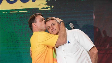 “Foi um dia muito difícil”, disse Flávio Bolsonaro sobre a facada sofrida pelo pai, Jair Bolsonaro - Reprodução/Instagram @flaviobolsonaro