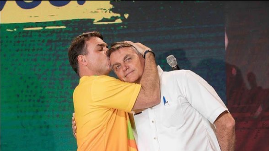 Carta foi divulgada à imprensa pouco antes de o ex-presidente iniciar um procedimento cirúrgico - Reprodução/Instagram @Flavio Bolsonaro