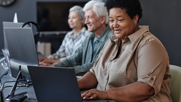 Iniciativa reúne entidades que desenvolvem ou realizem projetos de capacitação digital para pessoas idosas - Envato