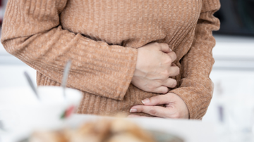 Desconforto abdominal logo após a alimentação pode ser o indicativo inicial de que a passagem da bile está obstruída - Adobe Stock