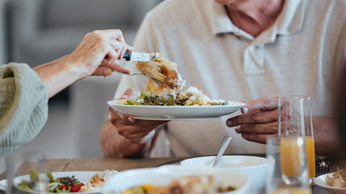 Jejum intermitente em idosos pode intensificar a perda de massa muscular e causar outros danos à saúde - Adobe Stock