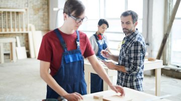 O 1MiO conecta grandes empresas, municípios e o governo para oferecer formação e trabalho a jovens - Envato