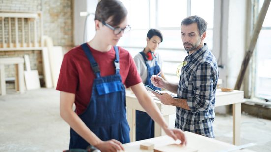 O 1MiO conecta grandes empresas, municípios e o governo para oferecer formação e trabalho a jovens - Envato