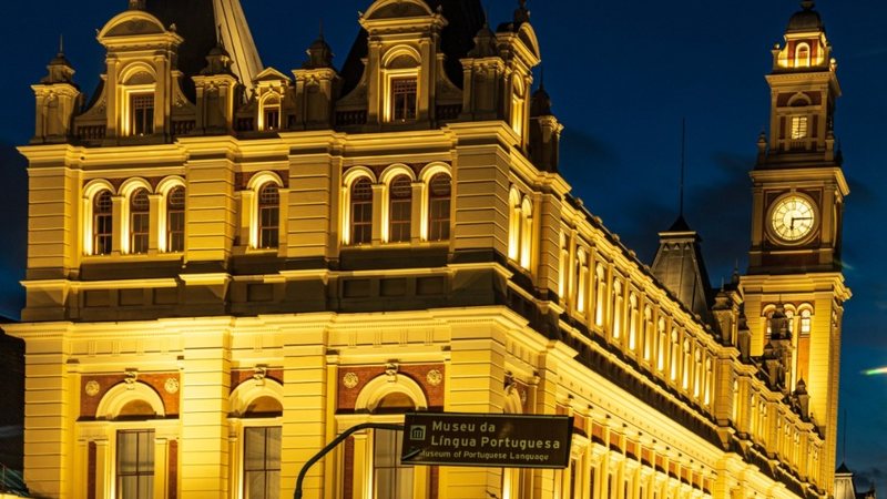 A exposição apresenta as marcas deste movimento cultural que transforma modos de falar, vestir e criar - Divulgação