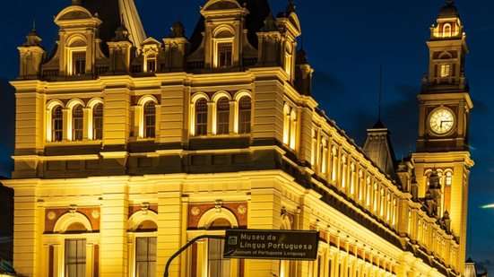 A exposição apresenta as marcas deste movimento cultural que transforma modos de falar, vestir e criar - Divulgação