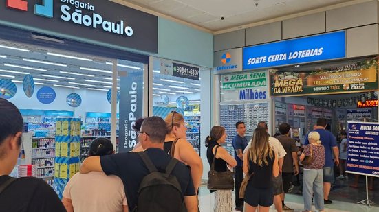 Para evitar filas, como esta em um shopping da Zona Norte de São Paulo, apostadores preferem usar site da Caixa - Silvia Araújo