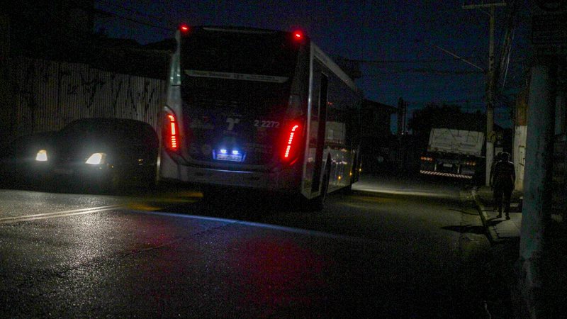 Problema persiste dois dias após um vendaval de 98 km/h cancelar voos, afetar o transporte público e derrubar árvores - MARCELO OLIVEIRA/RASPRESS/ESTADÃO CONTEÚDO