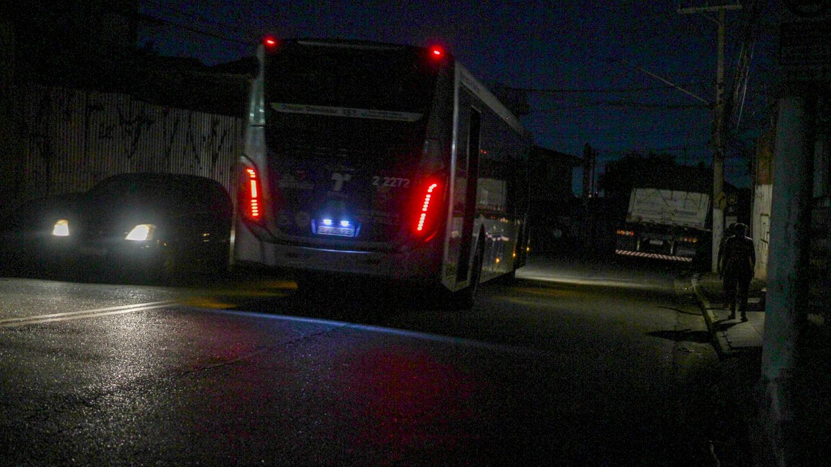 Problema persiste dois dias após um vendaval de 98 km/h cancelar voos, afetar o transporte público e derrubar árvores - Marcelo Oliveira/Raspress/Estadão Conteúdo