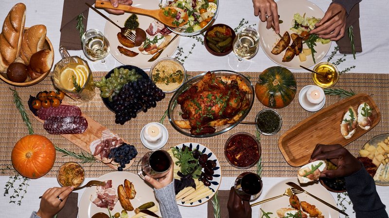 Presidente afirma que com mais oportunidades de emprego e aumento de renda, o Natal em família será mais farto - Envato