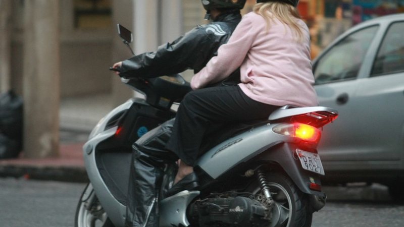 Projeto para regulamentação do serviço de mototáxi na capital paulista impõe limites: não será possível oferecer o serviço dentro do centro expandido - Nilton Fukuda / Estadão Conteúdo