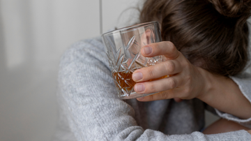 No Dia de Combate ao Alcoolismo, especialista alerta para os riscos e sinais que indicam o surgimento da doença - Foto: Adobe Stock